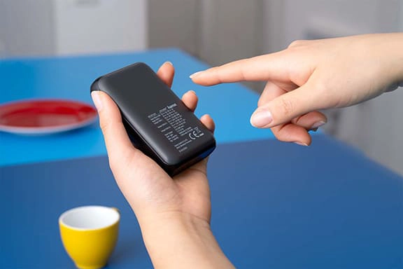 É mostrado o verso de um powerbank da Hama, no qual são lidos os valores mAh.