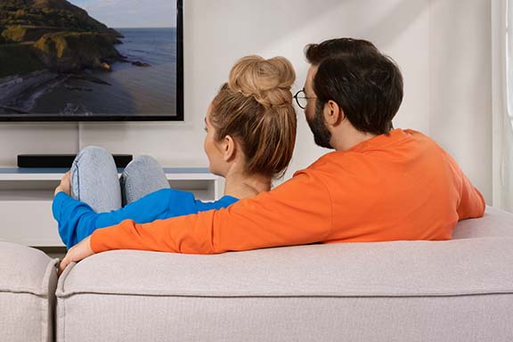 Pessoas a ver televisão.