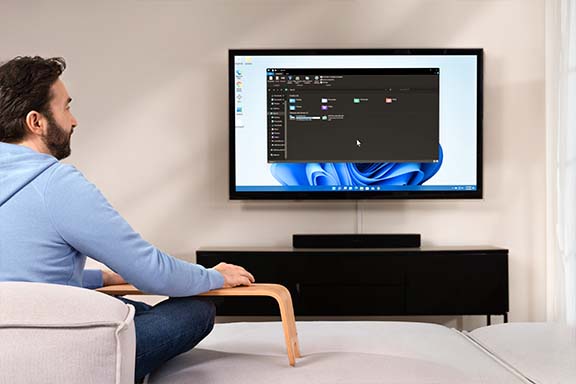 Uma pessoa utiliza o televisor como monitor.