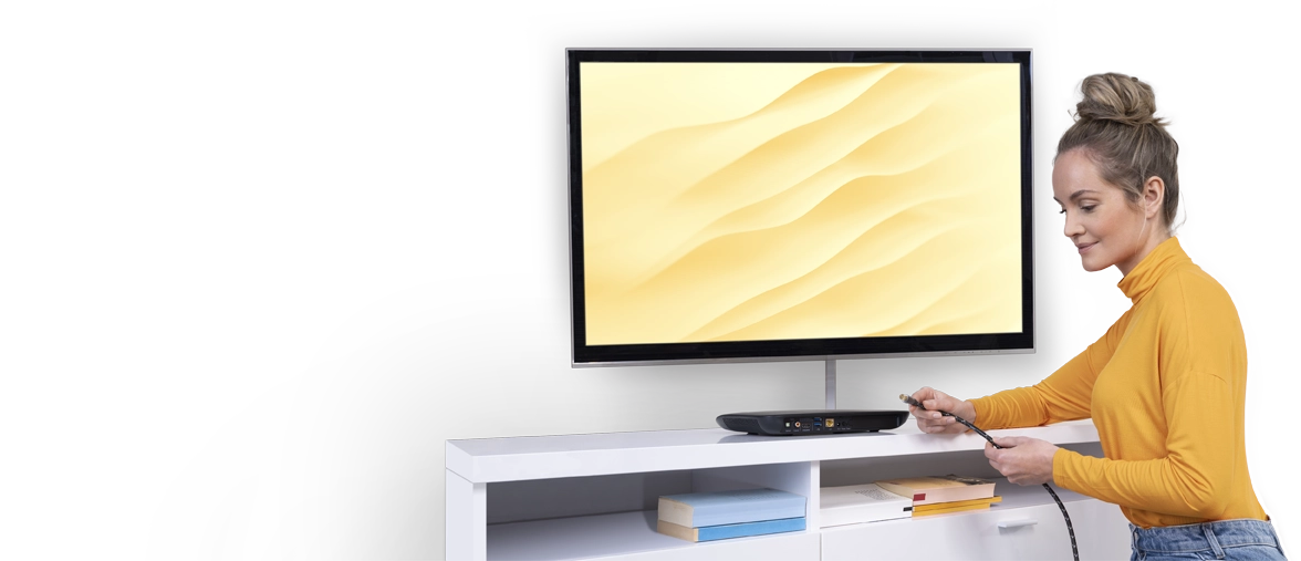 Uma pessoa liga o televisor.