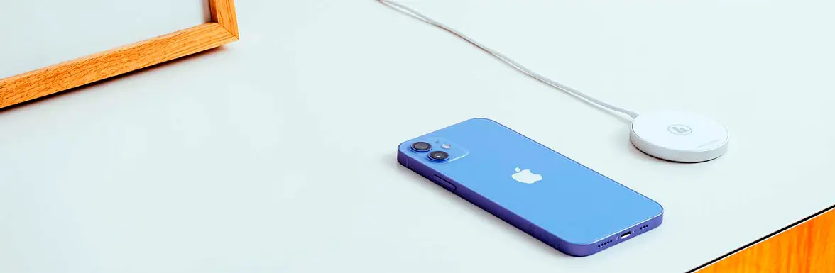 Carregamento por indução do iPhone: iPhone com carregador por indução