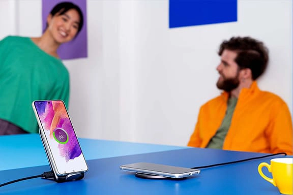 Carregar dois telemóveis da Samsung nas estações de carregamento por indução
