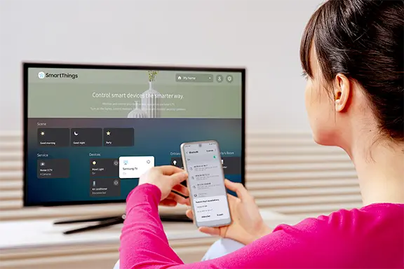 O ecrã do telemóvel é espelhado no televisor através do Chromecast.