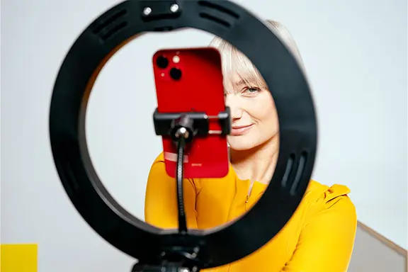 As pessoas utilizam um anel de luz para selfies melhores.
