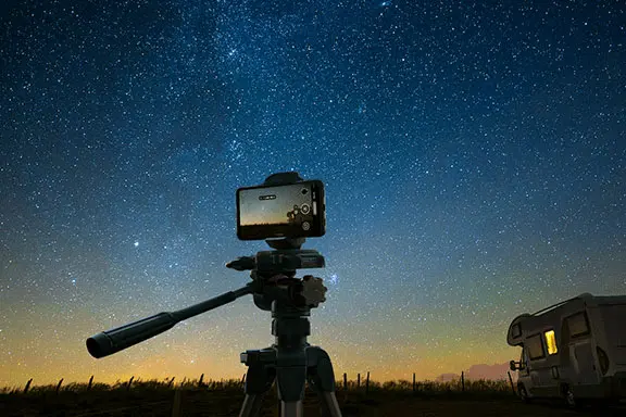 Fotografar estrelas com o telemóvel utilizando o equipamento certo.