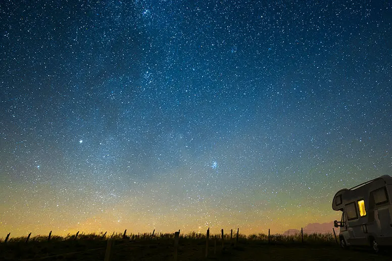 Fotografar estrelas na lua nova.