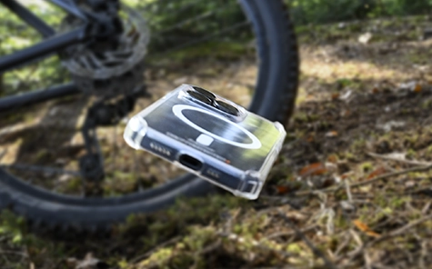 Celular na mala de proteção está caindo no chão da floresta