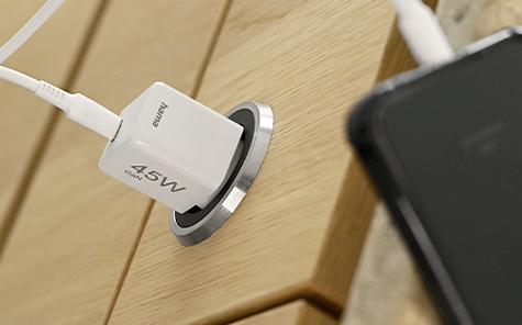 Hama 45 watt charger charges smartphone.